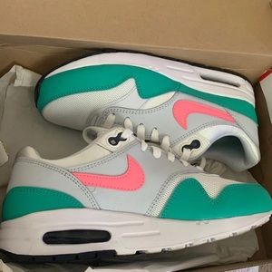 Size 5.5 air max worn once